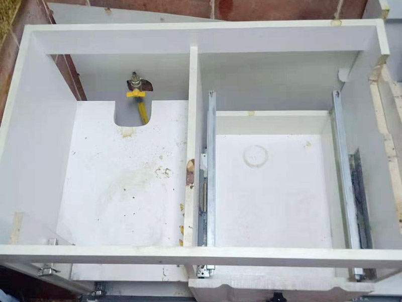 櫥柜維修改造：對廚房作防護措施,掛擋布、廚房墻面等做簡單清理,以便準確測量地面水平。 材料進場:櫥柜板材等進場。  安裝地柜 組裝:統一組裝好地柜,搬進廚房,按圖紙順序擺放好位置(倒放),統一安裝地腳。 現場切割:地面上墊上保護物,割口根據實物的大小從反面進行操作,保持正面不崩。 安裝順序：如有轉角柜應先安轉角柜，沒有轉角柜先從靠墻的柜往外安裝。 水平調整：通過地柜的調節腿調節地柜水平度，誤差保持正負1mm。
