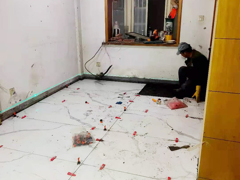 墻地面防水貼磚：一般在實際施工中，都是先將墻面和地面的防水都做好，然后等到防水層完全干透之后就可以做閉水試驗了，閉水試驗的主要目的是檢驗防水施工是否有疏露，防水功能是否正常，如果閉水試驗顯示沒有問題了，那么再開始貼瓷磚。貼瓷磚是先貼墻面，然后再貼地面的。