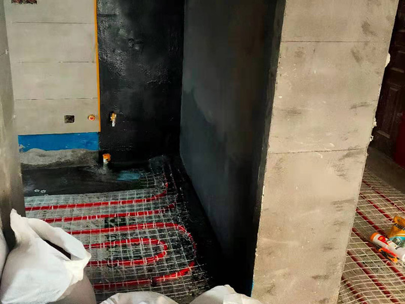 墻地面防水貼磚：一般在實際施工中，都是先將墻面和地面的防水都做好，然后等到防水層完全干透之后就可以做閉水試驗了，閉水試驗的主要目的是檢驗防水施工是否有疏露，防水功能是否正常，如果閉水試驗顯示沒有問題了，那么再開始貼瓷磚。貼瓷磚是先貼墻面，然后再貼地面的。
