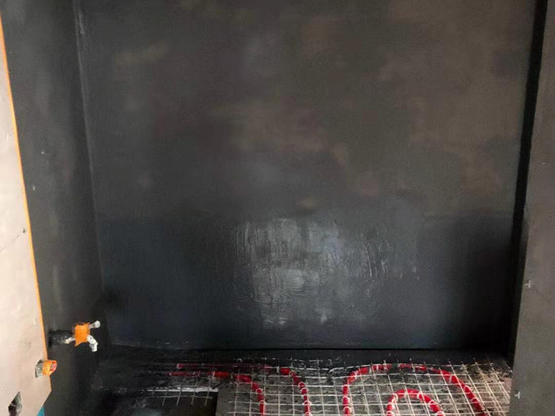 墻地面防水貼磚：一般在實際施工中，都是先將墻面和地面的防水都做好，然后等到防水層完全干透之后就可以做閉水試驗了，閉水試驗的主要目的是檢驗防水施工是否有疏露，防水功能是否正常，如果閉水試驗顯示沒有問題了，那么再開始貼瓷磚。貼瓷磚是先貼墻面，然后再貼地面的。