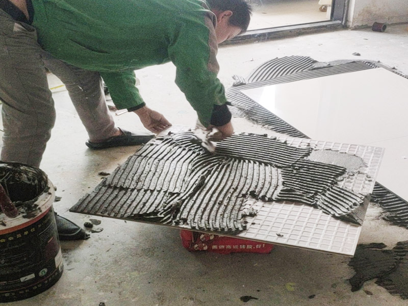 客廳地磚鋪貼:鋪貼前應用水泥砂漿找地面或墻面，并按磚體尺寸劃好線，劃線時需預留3－5mm的灰縫，以防粘結物與磚體膨脹系數不一致而導致不良后果產生。 瓷磚受熱或者冬天遇冷會存在一定熱脹冷縮，同時粘貼瓷磚的水泥沙土也會隨著溫度和濕度的變化出現一定膨脹收縮，瓷磚間不留縫隙很容易導致瓷磚起拱裂開。瓷磚邊緣存在一定誤差，每塊瓷磚不能保證完全的平整，特別是裝修現場切割瓷磚容易出現誤差，留縫能保持整體整齊劃一。 