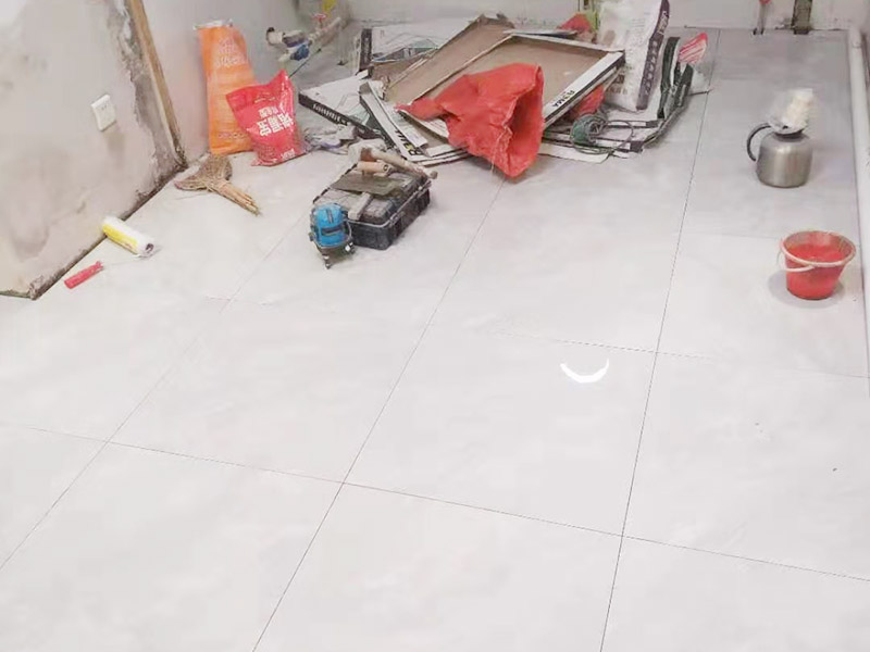 客廳地磚鋪貼:鋪貼前應用水泥砂漿找地面或墻面，并按磚體尺寸劃好線，劃線時需預留3－5mm的灰縫，以防粘結物與磚體膨脹系數不一致而導致不良后果產生。 瓷磚受熱或者冬天遇冷會存在一定熱脹冷縮，同時粘貼瓷磚的水泥沙土也會隨著溫度和濕度的變化出現一定膨脹收縮，瓷磚間不留縫隙很容易導致瓷磚起拱裂開。瓷磚邊緣存在一定誤差，每塊瓷磚不能保證完全的平整，特別是裝修現場切割瓷磚容易出現誤差，留縫能保持整體整齊劃一。 