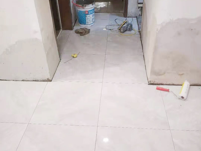 客廳地磚鋪貼:鋪貼前應用水泥砂漿找地面或墻面，并按磚體尺寸劃好線，劃線時需預留3－5mm的灰縫，以防粘結物與磚體膨脹系數不一致而導致不良后果產生。 瓷磚受熱或者冬天遇冷會存在一定熱脹冷縮，同時粘貼瓷磚的水泥沙土也會隨著溫度和濕度的變化出現一定膨脹收縮，瓷磚間不留縫隙很容易導致瓷磚起拱裂開。瓷磚邊緣存在一定誤差，每塊瓷磚不能保證完全的平整，特別是裝修現場切割瓷磚容易出現誤差，留縫能保持整體整齊劃一。 