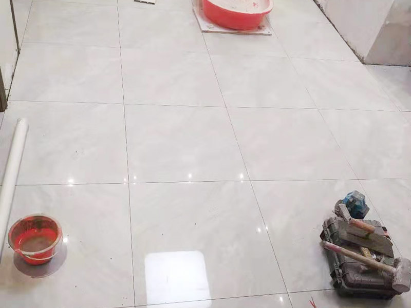 客廳地磚鋪貼:鋪貼前應用水泥砂漿找地面或墻面，并按磚體尺寸劃好線，劃線時需預留3－5mm的灰縫，以防粘結物與磚體膨脹系數不一致而導致不良后果產生。 瓷磚受熱或者冬天遇冷會存在一定熱脹冷縮，同時粘貼瓷磚的水泥沙土也會隨著溫度和濕度的變化出現一定膨脹收縮，瓷磚間不留縫隙很容易導致瓷磚起拱裂開。瓷磚邊緣存在一定誤差，每塊瓷磚不能保證完全的平整，特別是裝修現場切割瓷磚容易出現誤差，留縫能保持整體整齊劃一。 