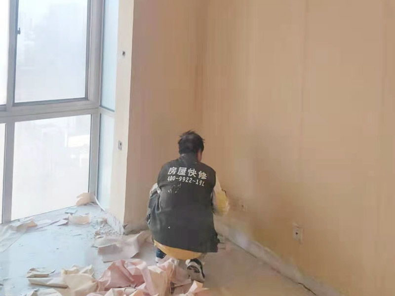 墻面撕舊墻紙：要粘貼新墻紙，最好就是將舊墻紙剝除，這樣可以使得新墻紙更加結實的粘在墻上。但也可以在舊墻紙上鋪新墻紙，但這種做法有時并不是個好主意，因為粘合劑受潮后，會導致新舊墻紙一起從墻面脫落。此外，若用新墻紙覆蓋接縫處的舊墻紙，重疊的印記將顯露在新墻紙上。如果由于情況需要，您仍然希望在舊墻紙上貼新墻紙，那么您應該先把接縫打磨平整，將松散的墻紙條撕掉，并將舊墻紙銜接處的松散邊緣重新粘貼在墻壁上，然后再開始貼新的墻紙。