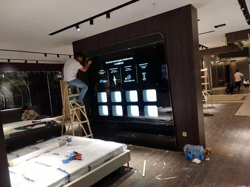 門店裝修翻新:店鋪內是要擺放各種商品的，因此店鋪的內部一定要合理的布局，專業的設計師都知道要進行合理的內部設計，最好是設計成柜臺或者是墻掛，這樣就可以令商品整齊有序的展示出來，讓消費者更好的挑選商品，提高銷售業績。先預算好料，可以先到建材市場問價格，把各種材料價格問清楚，做出一個初步的估算，看是否和自己預算中的有差別，然后做出調整。