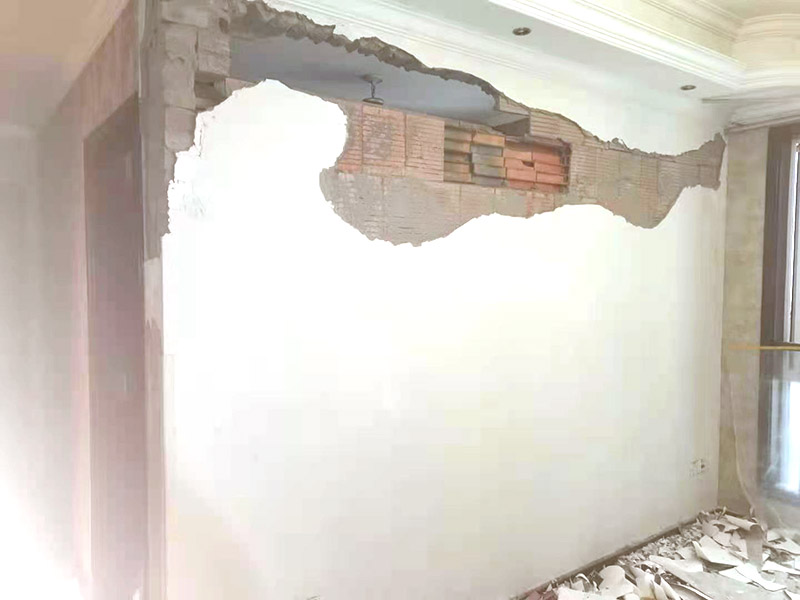 頂、墻、地拆除時石膏板、鋁扣板吊頂拆除要安順序一塊一塊拆掉;隔墻拆除時嚴禁采用掏掘或推倒的方法，我們應該要用手錘一塊一塊拆。燈具拆除前首先由水電專業工人斷掉水電總閘，將潔具、燈具、散熱器拆除，在拆除燈具前將線頭用絕緣膠布包好以防漏電。拆除門、門套時由木工將木門及窗簾桿用螺絲刀然后用撬桿將門套等拆除。