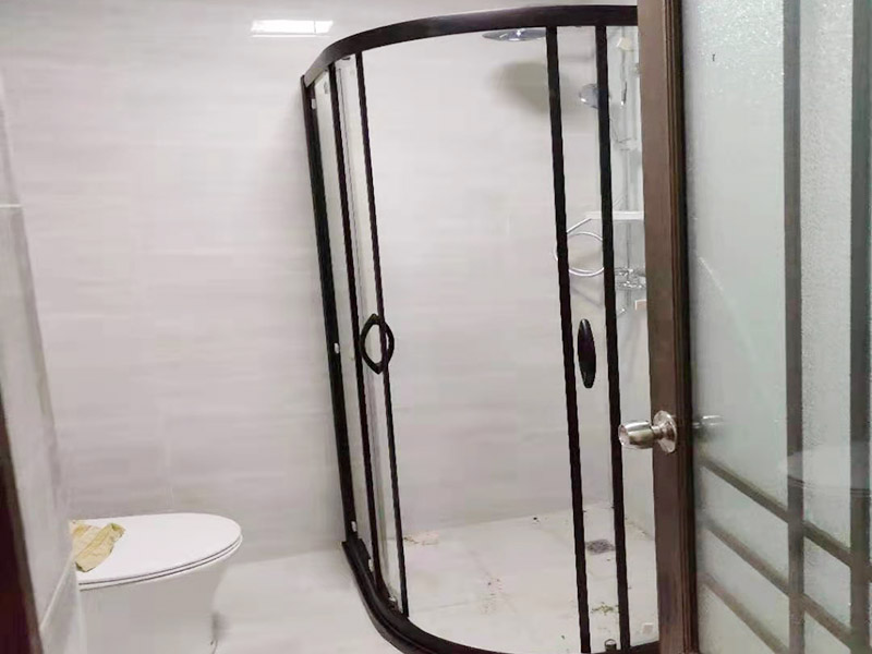 浴室貼磚裝修:把還沒(méi)有涂抹水泥的地磚鋪在地上，把它們敲平，然后在地磚上涂滿(mǎn)水泥，鋪在地面，保持四塊磚的對(duì)角位置對(duì)齊。 鋪瓷磚的順序其實(shí)也是有不少講究的，鋪地磚的時(shí)候應(yīng)該從內(nèi)向外貼，遇到坡度或者有地漏的地方，還要注意排水方向找坡；墻面磚的鋪貼應(yīng)該從下向上進(jìn)行。為了最后的鋪貼效果美觀(guān)，最底層的瓷磚要最后貼；墻面磚鋪貼結(jié)束以后還要壓地磚。 這里要注意的是，貼瓷磚的時(shí)候不能一面墻貼到頂，否則由于瓷磚較重容易引起脫落。鋪好了地磚盡量不要去踩。 因?yàn)榇纱u本身有許多小孔，吸水能力強(qiáng)，干燥的瓷磚會(huì)吸干水泥的水分.