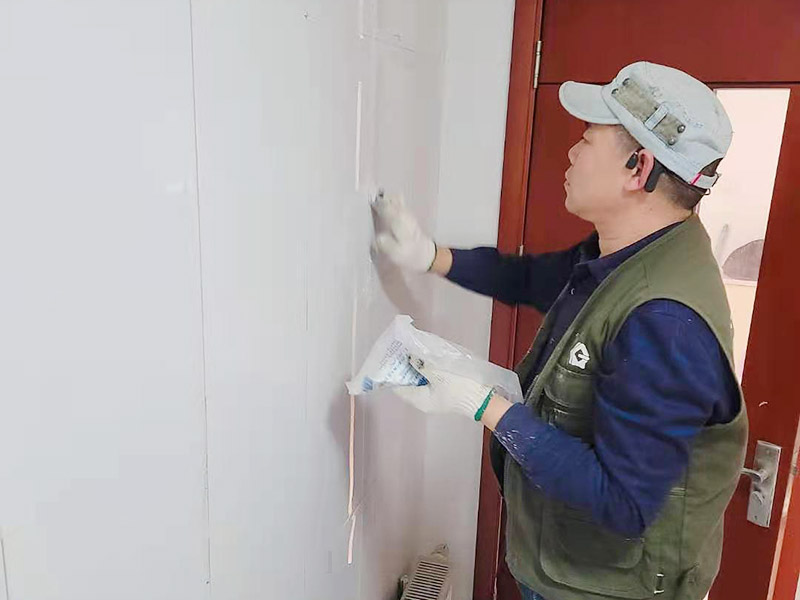 墻磚起翹維修：當瓷磚起翹了我們要將其他的瓷磚全部都拆卸下來，并且要保證瓷磚底下的基層干凈干燥，接著根據(jù)相應的比例調和水泥和黃沙。 在攪拌的時候可以利用攪拌泵將兩者攪拌均勻，鋪設地磚的水泥應該要用425以上的水泥沙子，選擇粗紗根據(jù)1:2的比例進行調配，同時要預留一毫米的伸縮縫。 接著將攪拌好的材料倒入空格中鋪上一層攪拌好的砂漿，厚度按照周圍的程度為基準，避免出現(xiàn)鋪設過高或者過低的情況，最后再將瓷磚放上去，輕輕的壓實，直到和周圍一個高度就行了。
