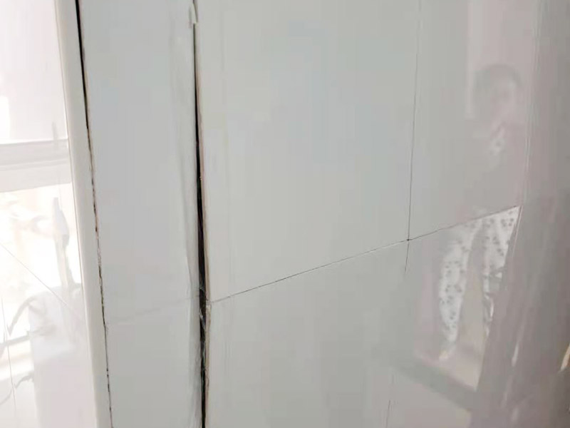 墻磚起翹維修：當瓷磚起翹了我們要將其他的瓷磚全部都拆卸下來，并且要保證瓷磚底下的基層干凈干燥，接著根據(jù)相應的比例調和水泥和黃沙。 在攪拌的時候可以利用攪拌泵將兩者攪拌均勻，鋪設地磚的水泥應該要用425以上的水泥沙子，選擇粗紗根據(jù)1:2的比例進行調配，同時要預留一毫米的伸縮縫。 接著將攪拌好的材料倒入空格中鋪上一層攪拌好的砂漿，厚度按照周圍的程度為基準，避免出現(xiàn)鋪設過高或者過低的情況，最后再將瓷磚放上去，輕輕的壓實，直到和周圍一個高度就行了。