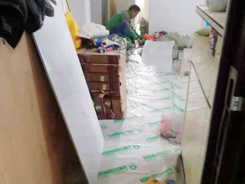 衛生間防水裝修案例：清理衛生間基層，包括灰塵、沙粒、水泥等，地面找平找坡，墻面若有裂痕、空鼓、缺陷用水泥抹平，保證基層堅固平整。衛生間陰陽角、水管根部應避免死角，做成圓弧并順直。漏水概率最大的部位主要是陰陽角、水管根部，為了降低漏水風險先將這些部位做一遍防水。第二遍防水與第一遍防水要才有十字交叉的方式，這樣能夠降低漏刷的可能性。防水一般做兩到三遍，每遍厚度控制在0.5mm左右。