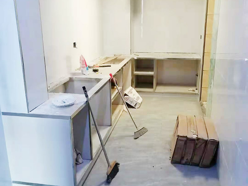 廚房櫥柜定制安裝：初次測量應該在水電改造之前，水電工、工長最好都在場，要結合廚房的水電布局，綜合考慮，是否需要對水電管道進行改裝等。并告知道設計師自己需要的廚電與打算放置的位置。此次測量后，設計師根據廚房空間設計出整體櫥柜的雛形以及廚房的水電改造圖紙。水電施工工人根據圖紙施工。 二次測量的時間一般都在水電改造、墻地磚施工完成之后。這次測量，數據一定要精確，廚電位置與尺寸也要確定下來。設計師需要根據測量結果，出定制櫥柜的最終精確設計圖。