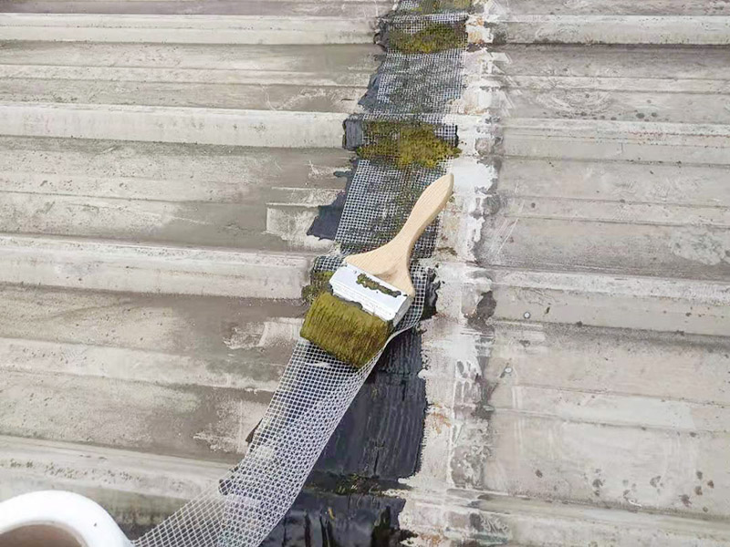 工廠屋頂漏水修補案例:首先要搞明白漏水的原因或地方。一般穿透是屋頂漏水的主要原因，比如混凝土出現裂縫、金屬屋頂出現銹孔等，大家可以根據屋內的水質、黑痕或者是霉菌進行確定。如果漏水的點比較小，或者是裂縫比較短，可以采取區域性修補，如果漏水地方比較大、屋頂的裂縫比較多，可以采取整屋修補。 屋頂表面清潔處理的工具至少包括掃帚，簸箕，一個或多個刮刀。要仔細清除任何一個可以影響到防水效果的雜物，對混凝土裂縫我們可以進行擴增，然后使用工具將裂縫中的污泥清除干凈。 對屋頂進行防水處理: 1、基層潤濕：涂刷之前，若基層較干燥，需在基層灑水潤濕，以確保涂膜附著強度； 2、大面施工：按照防水涂刷范圍，做第一遍涂膜施工，由墻面涂刷至地面； 3、涂刷厚度：第一遍涂膜不要涂刷過厚，涂膜厚度在0.5mm左右即可； 4、涂刷后處理：涂膜完成后確保防水施工部位空氣流通，做好防雨措施，并在門口設立警示牌，避免涂膜固化前防水涂層遭到破壞。在操作完成后一定要進行仔細的檢測，尤其墻縫、拐角以及容易積水的地方。