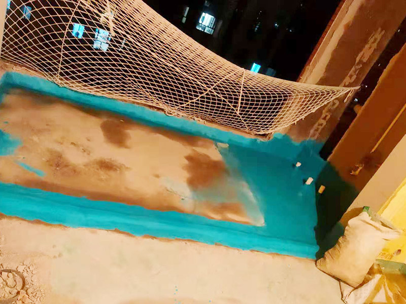 陽臺清理刷防水：在涂刷防水涂層之前，先要清理墻面和地面。同時，要用連接的氣泵皮管吹盡陰角處的浮層，在涂刷防水涂層之前，要量出防水層的高度并劃出基準線。刷防水涂料時要先刷基準線以下位置，并在墻面和地面連接陰角處刷成八字，上下交叉，交接處接應有200mm，不得有漏刷情況出現。
墻角涂刷完成后，沿基準線涂刷墻體：第一遍涂刷墻面時，應上下縱向涂刷，第二遍涂刷墻體，應左右橫向涂刷。
地面防水涂料的涂刷應該從房間里側向門口涂刷，地面水管接口處尤其要仔細涂刷，不能有任何遺漏。
在涂刷完防水涂料后，不能立刻貼瓷鉆，