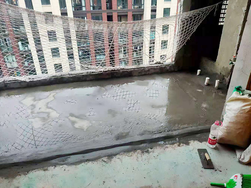 陽臺清理刷防水：在涂刷防水涂層之前，先要清理墻面和地面。同時，要用連接的氣泵皮管吹盡陰角處的浮層，在涂刷防水涂層之前，要量出防水層的高度并劃出基準線。刷防水涂料時要先刷基準線以下位置，并在墻面和地面連接陰角處刷成八字，上下交叉，交接處接應有200mm，不得有漏刷情況出現。 墻角涂刷完成后，沿基準線涂刷墻體：第一遍涂刷墻面時，應上下縱向涂刷，第二遍涂刷墻體，應左右橫向涂刷。 地面防水涂料的涂刷應該從房間里側向門口涂刷，地面水管接口處尤其要仔細涂刷，不能有任何遺漏。 在涂刷完防水涂料后，不能立刻貼瓷鉆，