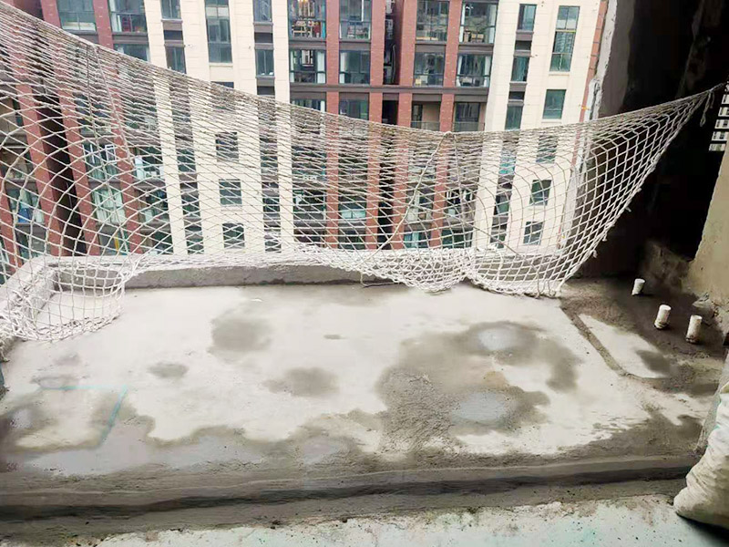 陽臺清理刷防水：在涂刷防水涂層之前，先要清理墻面和地面。同時，要用連接的氣泵皮管吹盡陰角處的浮層，在涂刷防水涂層之前，要量出防水層的高度并劃出基準線。刷防水涂料時要先刷基準線以下位置，并在墻面和地面連接陰角處刷成八字，上下交叉，交接處接應有200mm，不得有漏刷情況出現。 墻角涂刷完成后，沿基準線涂刷墻體：第一遍涂刷墻面時，應上下縱向涂刷，第二遍涂刷墻體，應左右橫向涂刷。 地面防水涂料的涂刷應該從房間里側向門口涂刷，地面水管接口處尤其要仔細涂刷，不能有任何遺漏。 在涂刷完防水涂料后，不能立刻貼瓷鉆，