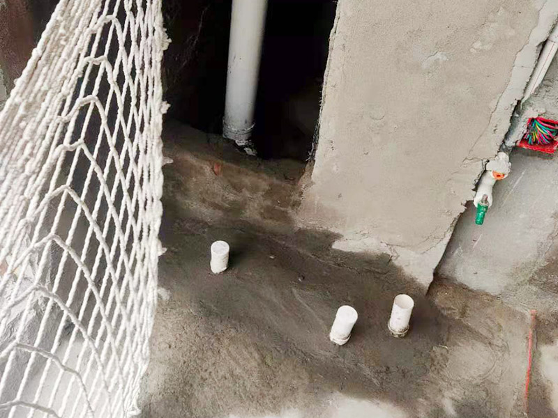 陽臺清理刷防水：在涂刷防水涂層之前，先要清理墻面和地面。同時，要用連接的氣泵皮管吹盡陰角處的浮層，在涂刷防水涂層之前，要量出防水層的高度并劃出基準線。刷防水涂料時要先刷基準線以下位置，并在墻面和地面連接陰角處刷成八字，上下交叉，交接處接應有200mm，不得有漏刷情況出現。 墻角涂刷完成后，沿基準線涂刷墻體：第一遍涂刷墻面時，應上下縱向涂刷，第二遍涂刷墻體，應左右橫向涂刷。 地面防水涂料的涂刷應該從房間里側向門口涂刷，地面水管接口處尤其要仔細涂刷，不能有任何遺漏。 在涂刷完防水涂料后，不能立刻貼瓷鉆，