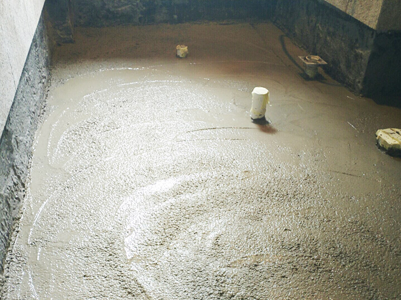 廁所地面找平施工：更換衛(wèi)生間的地磚，在將原有地磚鑿去之后，一定要先用水泥砂漿將地面找平，回填建議最理想用陶粒，次之用輕質(zhì)磚，常用建渣，亦可架空，煤渣也可較少了。然后再做防水處理。攪勻防水材料，要均勻一致，操作時(shí)先墻面后地面，從內(nèi)向外退著操作,待干固后做閉水試驗(yàn)幾天，然后再開始貼磚。