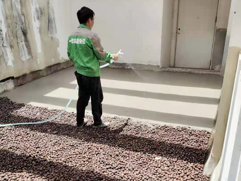 地面陶粒找平：首先需要在地面和墻體連著做兩遍防水，而且墻體的高度最少要高出40公分；然后用混凝土制作若干小格子，并填充防潮陶粒；接著在格子上鋪制鋼筋網，保持陶粒層的牢固；最后在陶粒層上鋪墊混凝土并找平，待干透后再刷素水泥漿就好。