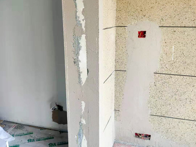 陽臺改造貼磚維修：陽臺改造翻新也不算小項目記得要做成品保護，然后就是在粘結劑量置晾時間內，將準備好的瓷磚鋪壓到位，垂直于梳理方向輕微搓動以排出磚下的空氣。鋪貼到位后用橡皮錘輕擊，用尺寸合適的十字定位架來調整表面平整度及接縫的平直。