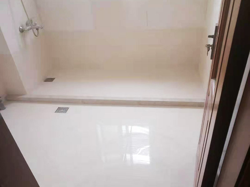 舊房廁所防水貼磚：首先要將瓷磚表面的污漬與雜物給清空，還要保持表面的干燥，需要注意的是地面和墻體都要做防水的、因為這樣防水效果是最好的，其次就是防水涂料，需要要反復涂抹均勻，晾干后在進行潑灑實驗，確認防水是否完善。