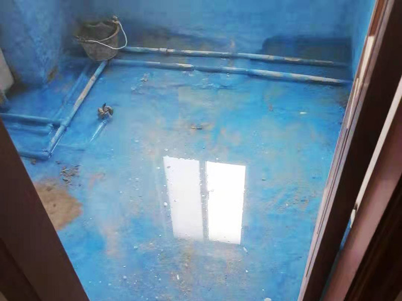 舊房廁所防水貼磚：首先要將瓷磚表面的污漬與雜物給清空，還要保持表面的干燥，需要注意的是地面和墻體都要做防水的、因為這樣防水效果是最好的，其次就是防水涂料，需要要反復涂抹均勻，晾干后在進行潑灑實驗，確認防水是否完善。