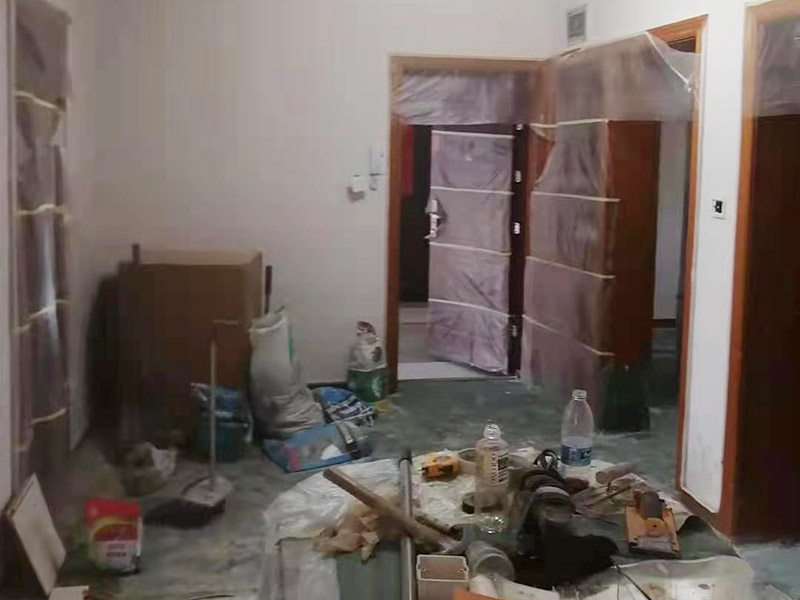 舊房廁所防水貼磚：首先要將瓷磚表面的污漬與雜物給清空，還要保持表面的干燥，需要注意的是地面和墻體都要做防水的、因為這樣防水效果是最好的，其次就是防水涂料，需要要反復涂抹均勻，晾干后在進行潑灑實驗，確認防水是否完善。