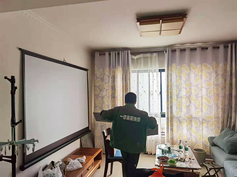 客廳翻新裝修：老墻面的水泥層都有可能存在損壞嚴重的情況，可以將損壞的墻面部分全部鏟除，之后再使用水泥進行涂抹。然后刷底漆，底漆具有防潮、保護墻面、提高墻面粉刷效果的作用。必不可少的步驟。后面就能刷乳膠漆，記得進行涂刷的時候也要從上到下順著一個方向進行涂刷。