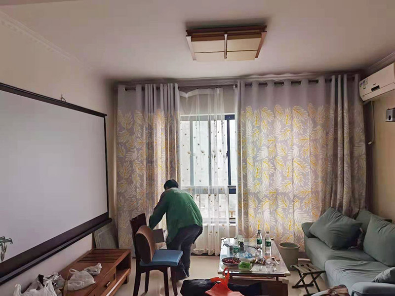 客廳翻新裝修：老墻面的水泥層都有可能存在損壞嚴重的情況，可以將損壞的墻面部分全部鏟除，之后再使用水泥進行涂抹。然后刷底漆，底漆具有防潮、保護墻面、提高墻面粉刷效果的作用。必不可少的步驟。后面就能刷乳膠漆，記得進行涂刷的時候也要從上到下順著一個方向進行涂刷。