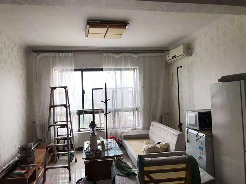 客廳翻新裝修：老墻面的水泥層都有可能存在損壞嚴重的情況，可以將損壞的墻面部分全部鏟除，之后再使用水泥進行涂抹。然后刷底漆，底漆具有防潮、保護墻面、提高墻面粉刷效果的作用。必不可少的步驟。后面就能刷乳膠漆，記得進行涂刷的時候也要從上到下順著一個方向進行涂刷。