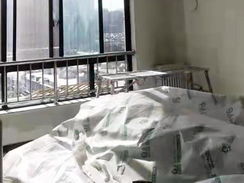 客廳翻新裝修：老墻面的水泥層都有可能存在損壞嚴重的情況，可以將損壞的墻面部分全部鏟除，之后再使用水泥進行涂抹。然后刷底漆，底漆具有防潮、保護墻面、提高墻面粉刷效果的作用。必不可少的步驟。后面就能刷乳膠漆，記得進行涂刷的時候也要從上到下順著一個方向進行涂刷。