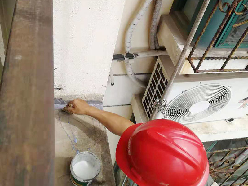 外墻高空打膠防水：首先把墻面用掃把清理干凈，表面無(wú)浮灰，如果有坑洞，不平，開(kāi)裂的要先進(jìn)行修補(bǔ)，補(bǔ)平。混凝土墻和砌塊墻的接縫處，施工洞等區(qū)域掛網(wǎng)，主要避免不同材料之間的接縫處容易開(kāi)裂。抹防水砂漿。
