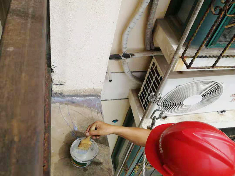 外墻高空打膠防水：首先把墻面用掃把清理干凈，表面無(wú)浮灰，如果有坑洞，不平，開(kāi)裂的要先進(jìn)行修補(bǔ)，補(bǔ)平。混凝土墻和砌塊墻的接縫處，施工洞等區(qū)域掛網(wǎng)，主要避免不同材料之間的接縫處容易開(kāi)裂。抹防水砂漿。