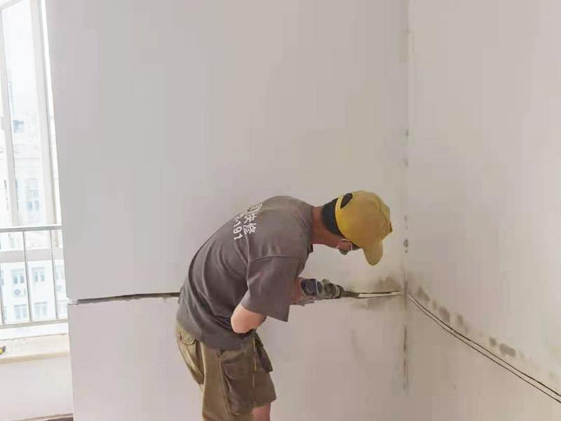 電路開槽移位維修：電路線路開槽深度應一致，槽線頂直，應先在墻面彈出控制線后，再用云石機切割墻面，人工開槽。線路安裝時必須加護線套管，套管連接應緊密、平順，直角拐角處應將角內側切開，切口一側切圓弧形接口后，折彎安裝。