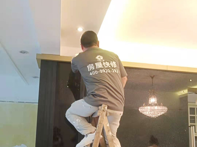 拆除舊墻體表面附著物是二次裝修中必須進行的一項工作，一般包括墻面原有乳膠漆和膩子層的鏟除、原有木裝修、原有其它表面裝飾物如壁紙等的拆除等。