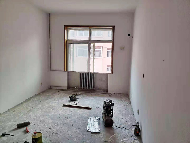 局部裝修前后對比圖：對于地板鋪貼的裝修：首先清掃地面，把灰塵掃干凈。平整地面、排除死角問題，防止地板鋪不平整，正平后在掃一次，確保地面干凈無雜物。然后開始鋪地膜，用地板專用膠帶粘接地膜。開始擺放地板。把地板按照編號擺放好位置。最后地板鋪好了就可以開始裝踢腳線線，裝完踢腳腳線進行最后的清潔工作。