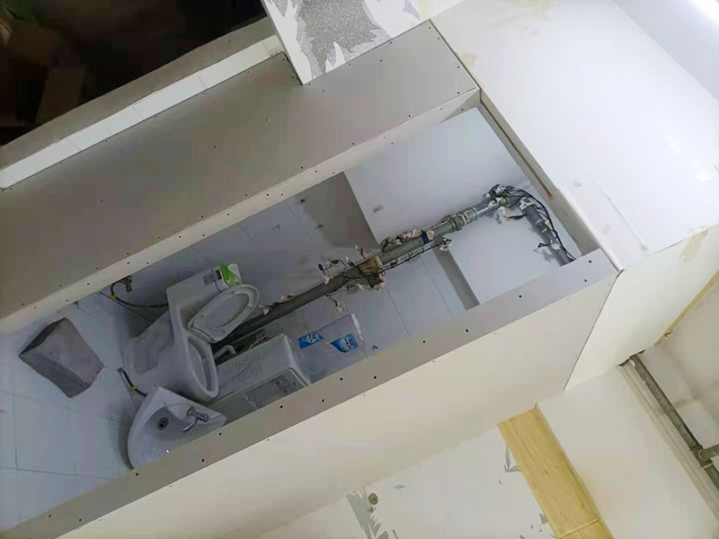 客廳石膏板隔斷安裝：石膏板宜豎向鋪設，首先確定龍骨上下兩端的方向，盡量使穿線孔對齊。同時記得豎龍骨的長度尺寸，按現場實測尺寸為準;接著豎龍骨安裝就位后，保證垂直。注意輕鋼龍骨用專用防銹自攻螺釘固定并用電動螺絲槍一次打入并擰緊；石膏板安裝時應從板的中部向板的四邊固定。最后接縫處理使用廠家配套供應的接縫用嵌縫膏和接縫帶。石膏板與周圍墻或柱要留有3mm的槽口，以便進行防開裂處理。注意不可用滿批膩子代替嵌縫膩子。