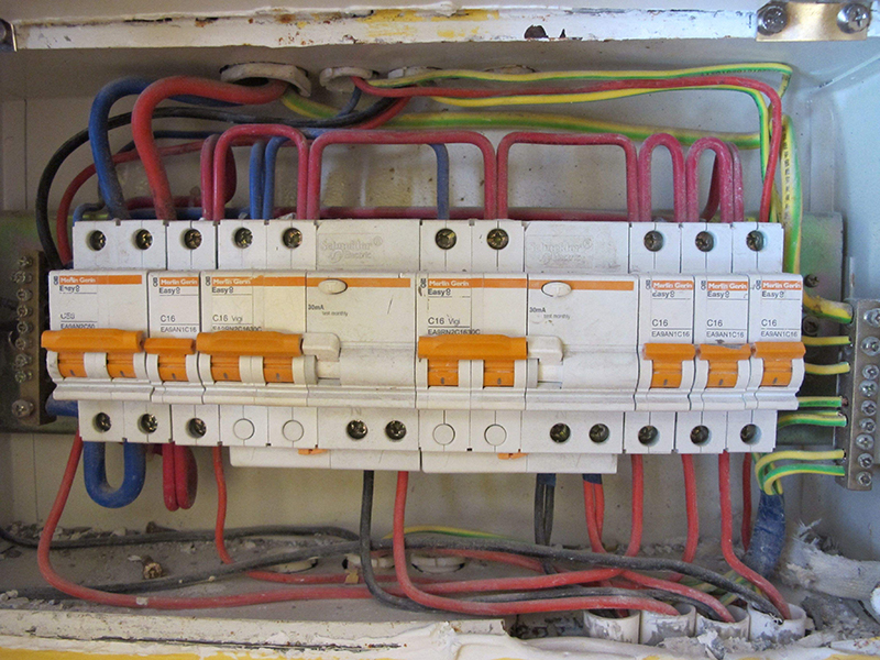 還在為不知道家里電路維修找誰而煩惱嗎，常見電路問題自己動手修