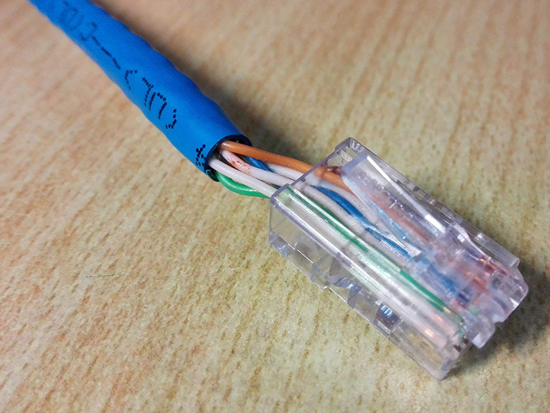更換墻內網線有技巧，兩人配合效率高，換線高手哪里找