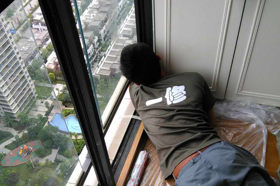 雨季窗戶漏水頭疼無比？來看看專業師傅