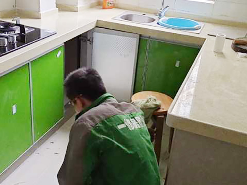 廚房防水有問題導致漏水，漏水漏到樓下