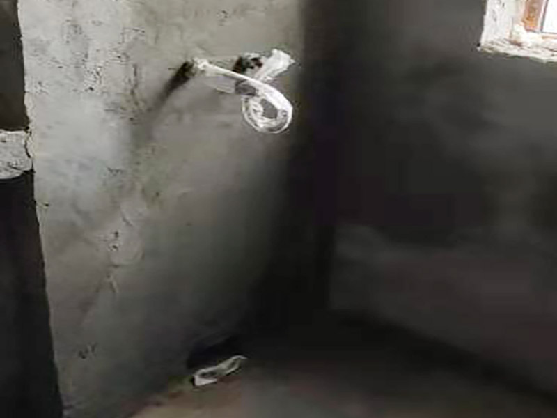 衛生間輕微滲水，衛生間砸掉重新做防水