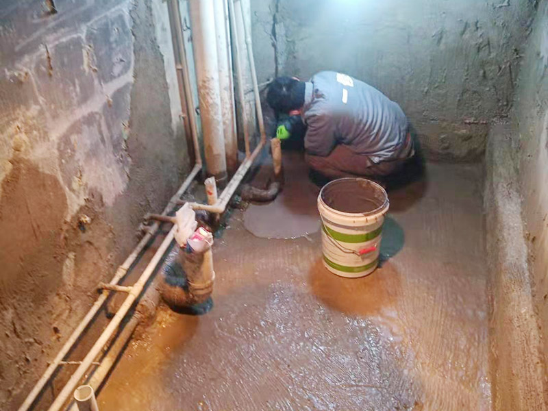 樓上下水道漏水誰負責，樓上廁所管道漏