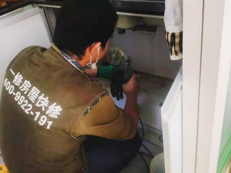 廚衛pvc水管破裂滲水出來，pvc水