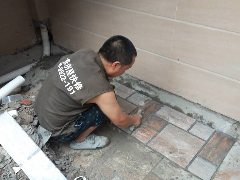 成都廚房翻新瓷磚不想敲怎么辦，廚房老