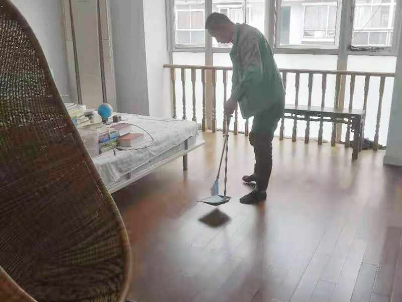 急！急！急！家里漏水地板被水泡了怎么