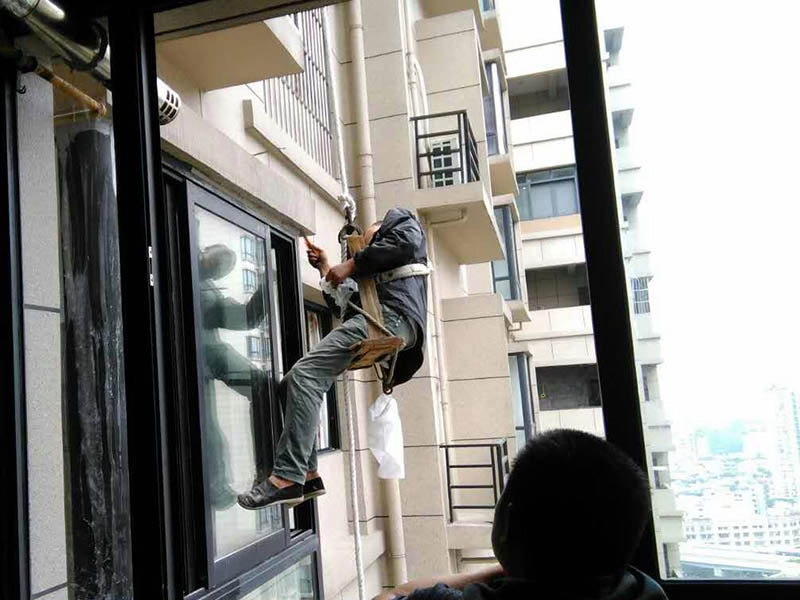 建筑外墻滲水應該找誰維修比較好？外墻